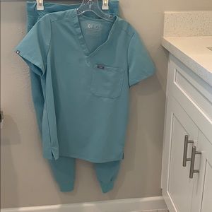 Figs scrubs small top, small petite joggers